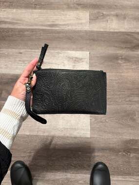 American Leather Co. Nashville Essential Power Tooled Leather Charging Wristlet